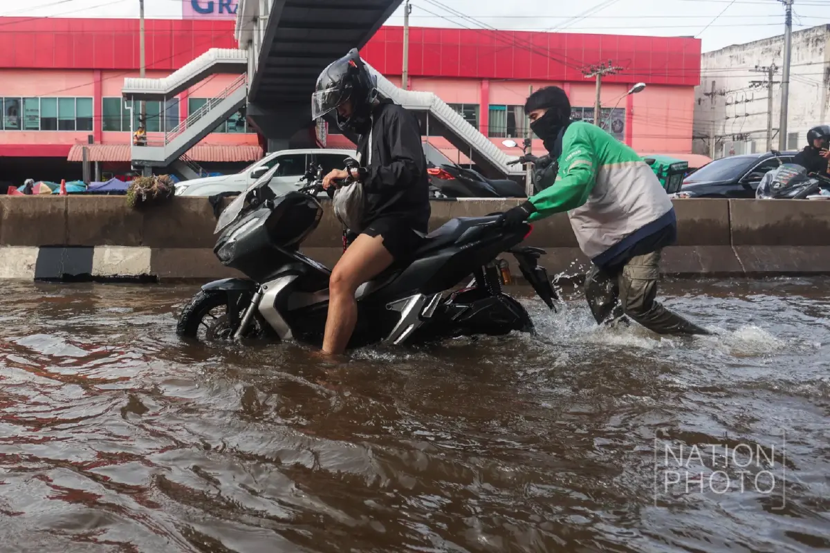 ฮีโร่ไม่จำเป็นต้องมีพลังวิเศษ 4 หนุ่มรวมพลัง ช่วยชาวบ้านฝ่าน้ำท่วม