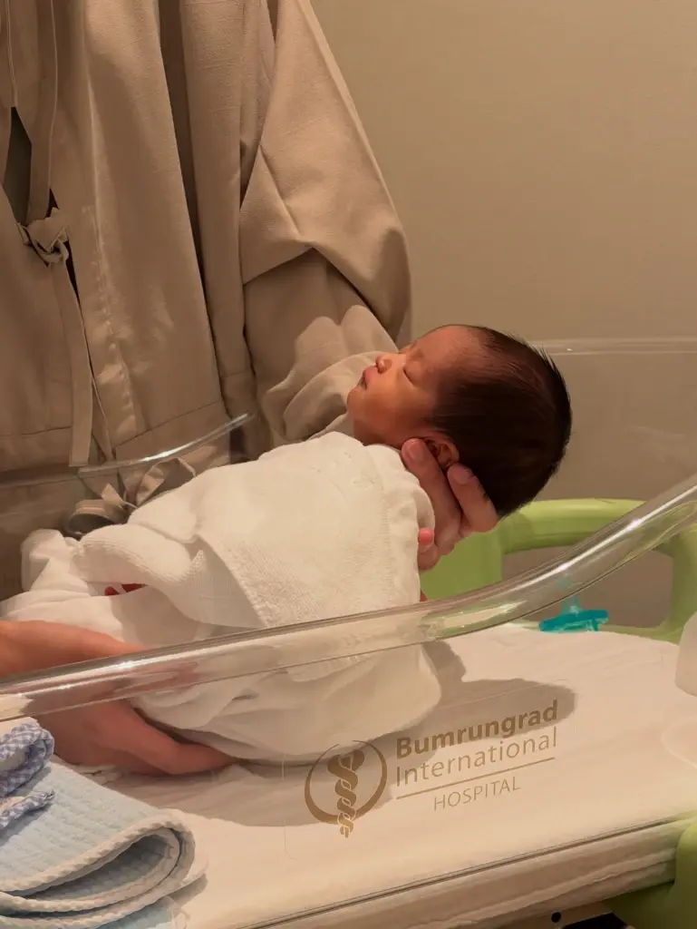 ทันทีที่ข่าวคราวการคลอดลูกชายถูกแชร์ออกไป เหล่าคนบันเทิงและแฟนคลับต่างพากันเข้ามาคอมเมนต์ร่วมแสดงความยินดีกับคุณพ่อคุณแม่มือใหม่กันอย่างคับคั่ง ไม่ว่าจะเป็น ไบร์ท รพีพงศ์, แม้ก กรธัสส์ และ พลอย ชิดจันทร์ ที่มาร่วมส่งกำลังใจและอวยพรให้น้องร็อคกี้เติบโตมาด้วยสุขภาพที่แข็งแรง