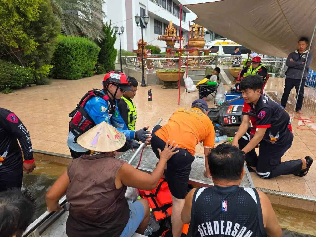 ทีมเรือกู้ภัยเซเว่นฯ เร่งอพยพผู้ป่วย ผู้ประสบภัย มอบเครื่องอุปโภคบริโภค อรัญประเทศ จ.สระแก้ว