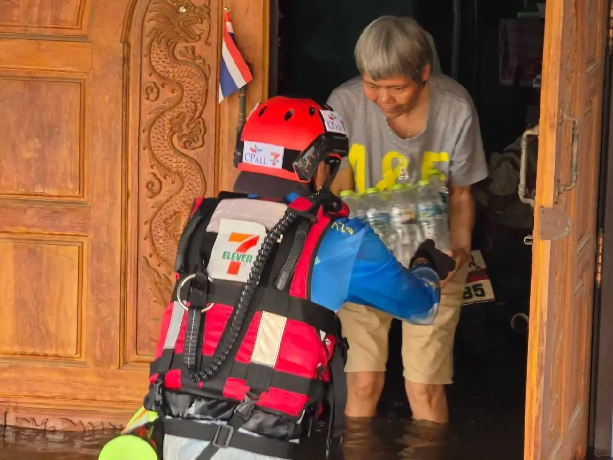ทีมเรือกู้ภัยเซเว่นฯ เร่งอพยพผู้ป่วย ผู้ประสบภัย มอบเครื่องอุปโภคบริโภค อรัญประเทศ จ.สระแก้ว