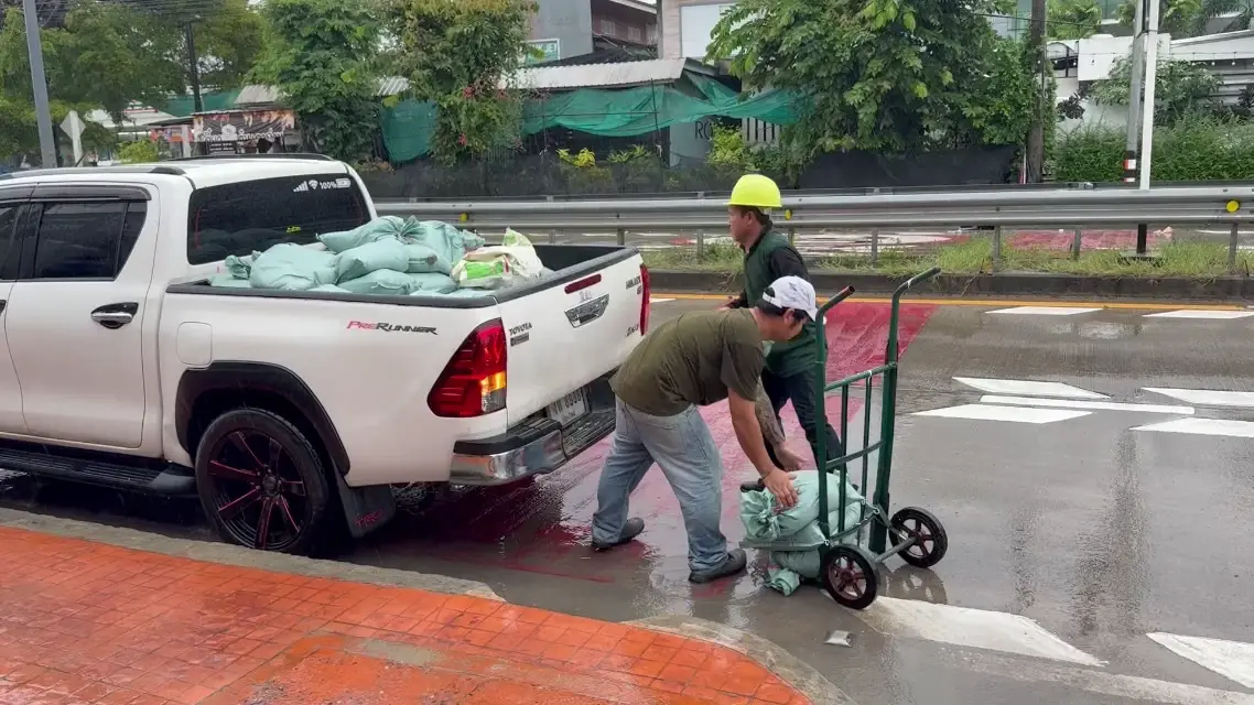 นนทบุรีอ่วมฝนตกซ้ำข้ามวัน ชาวบ้านแห่ซื้อทรายกั้นบ้าน