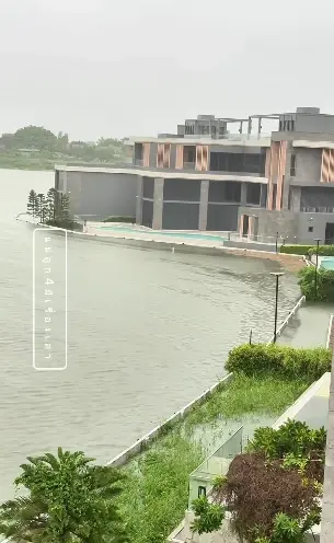 น้ำท่วมหนัก "บ้าน 100 ล้าน"  ริมทะเลสาบ เจ้าของต้องอพยพด่วน