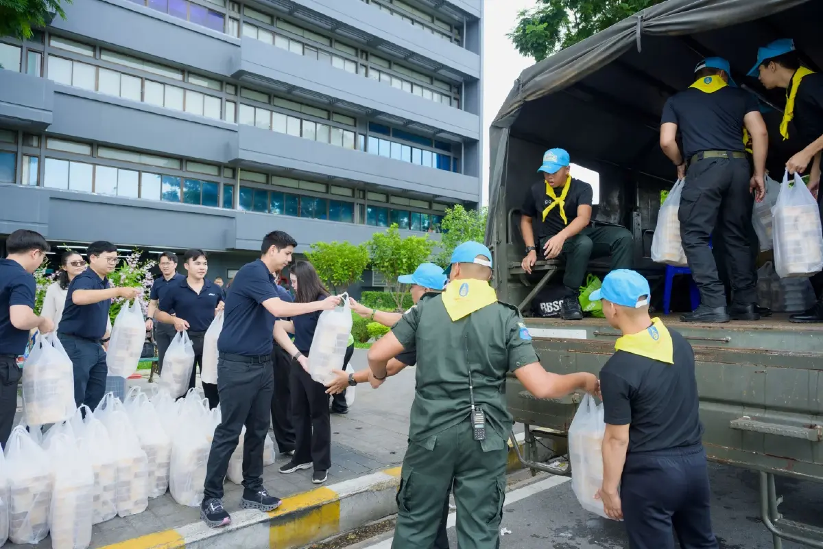 GULF ส่งมอบอาหารปรุงสุก 16,000 กล่อง ให้ ผู้ว่าฯชัชชาติ ช่วยผู้ประสบภัยน้ำท่วม
