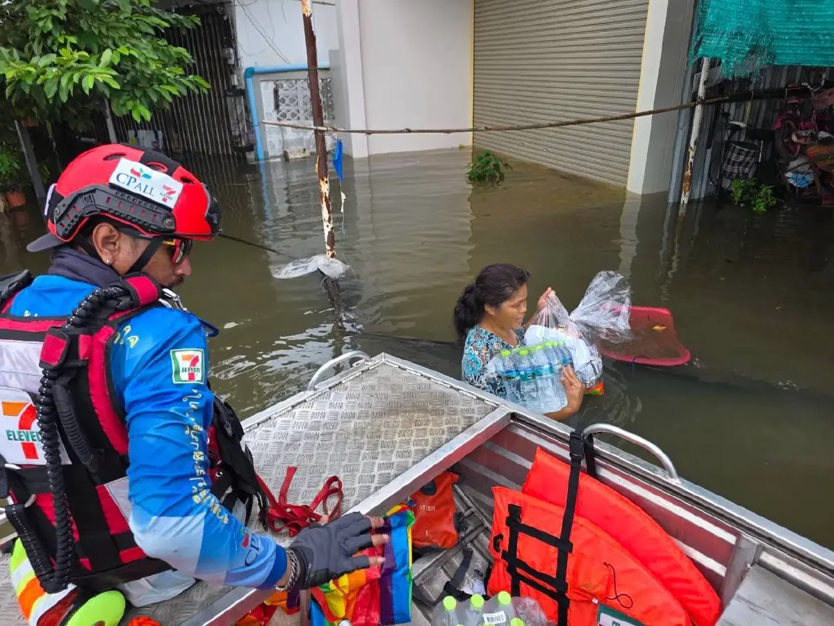 ทีมเรือกู้ภัยเซเว่นฯ เร่งอพยพผู้ป่วย ผู้ประสบภัย มอบเครื่องอุปโภคบริโภค อรัญประเทศ จ.สระแก้ว