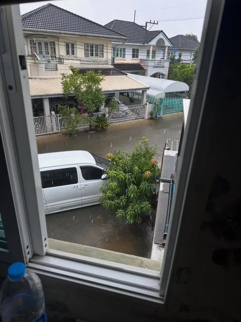 นาทีชีวิตพิษฝนตกหนัก บ้านตลกชื่อดัง น้ำทะลักท่วมลานจอดรถ