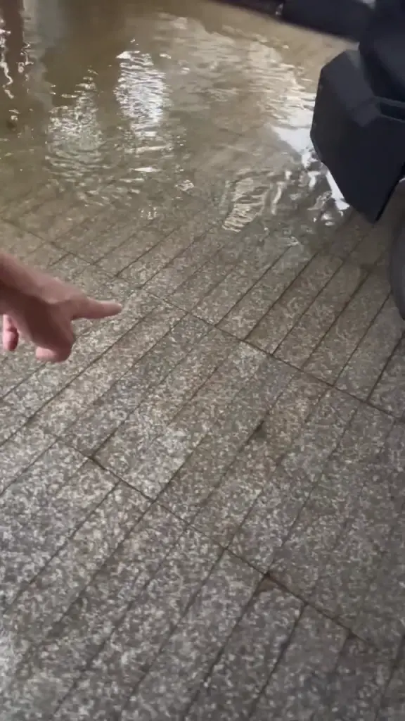 นาทีชีวิตพิษฝนตกหนัก บ้านตลกชื่อดัง น้ำทะลักท่วมลานจอดรถ