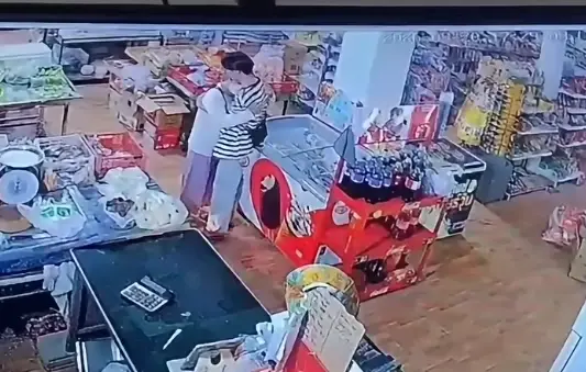 ขนลุก หญิงปริศนาโผกอดเพื่อน "น้องพิมพ์" ก่อนร้องไห้พูดเสียงสั่น