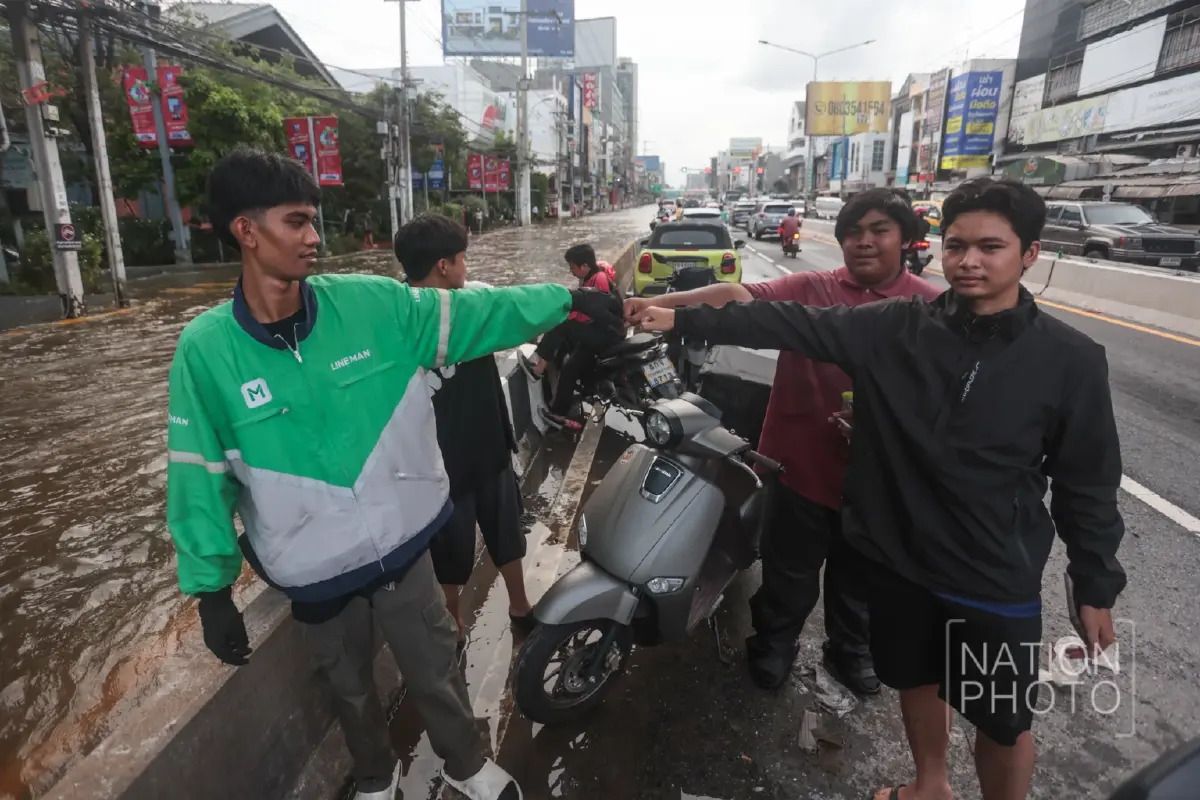 ฮีโร่ไม่จำเป็นต้องมีพลังวิเศษ 4 หนุ่มรวมพลัง ช่วยชาวบ้านฝ่าน้ำท่วม