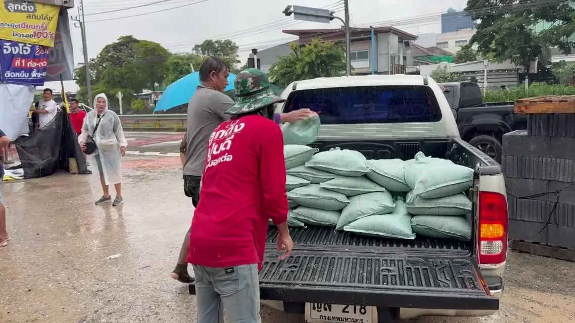 นนทบุรีอ่วมฝนตกซ้ำข้ามวัน ชาวบ้านแห่ซื้อทรายกั้นบ้าน