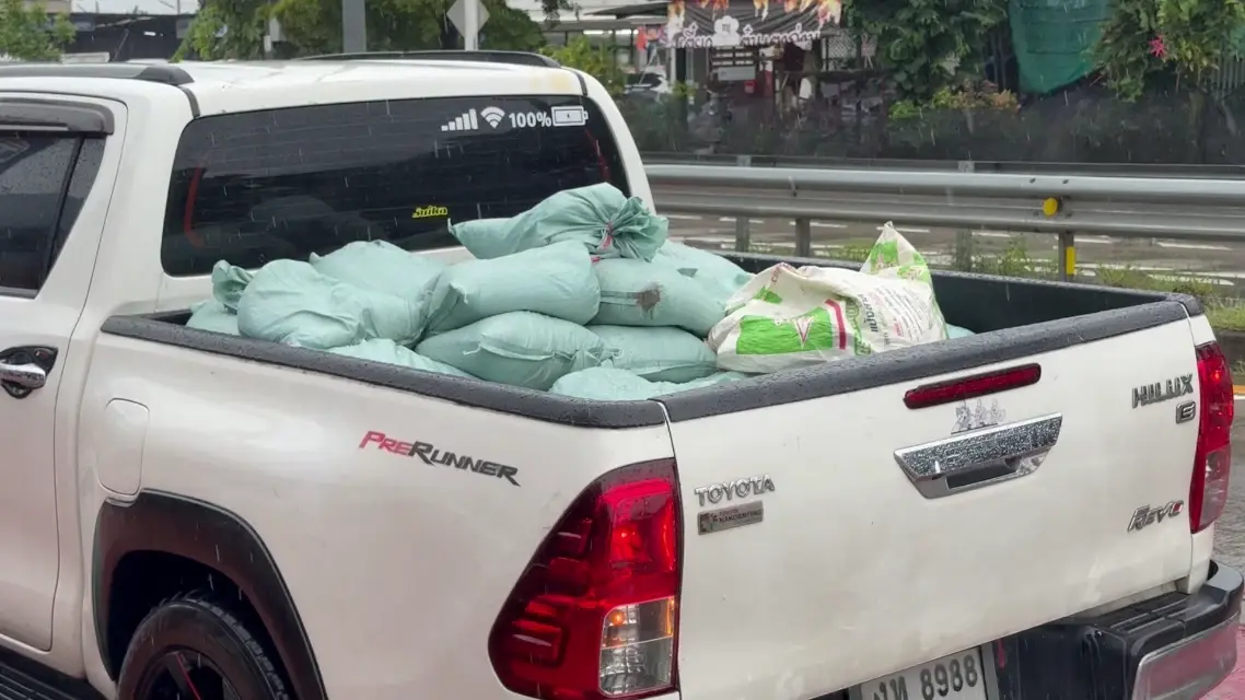 นนทบุรีอ่วมฝนตกซ้ำข้ามวัน ชาวบ้านแห่ซื้อทรายกั้นบ้าน