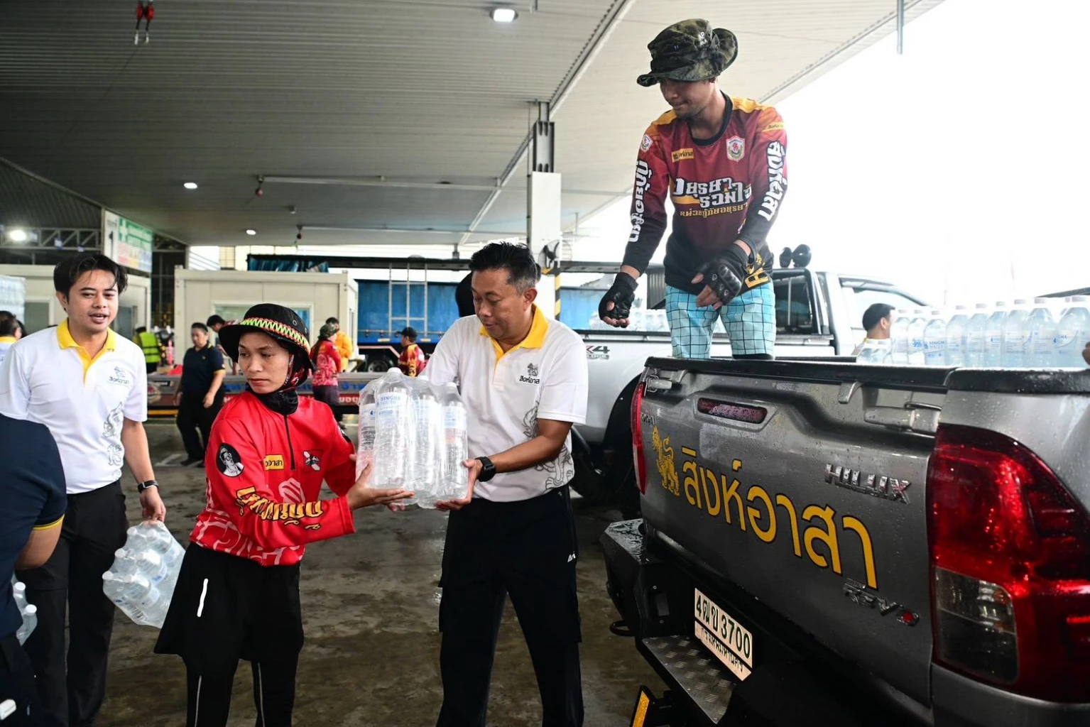 สิงห์อาสา ผนึก ปภ.-กทม.-กู้ภัยอยุธยา ลุยพื้นที่น้ำท่วมกรุงเทพฯ-อยุธยา ส่งน้ำดื่มช่วยเหลือ