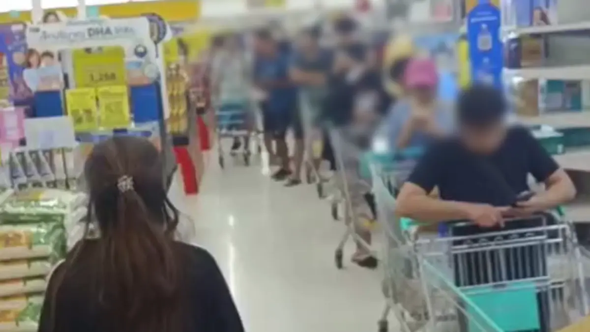 คนกรุงแห่ตุนเสบียงแน่นโลตัส บางกะปิ หลังน้ำท่วมขังวันที่ 2