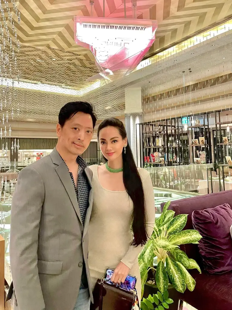 รู้จัก "คุณณุช" แฟนสาว "ท่านอ่อง" ผู้คอยดูแลไม่ห่าง ดีกรีไม่ธรรมดา