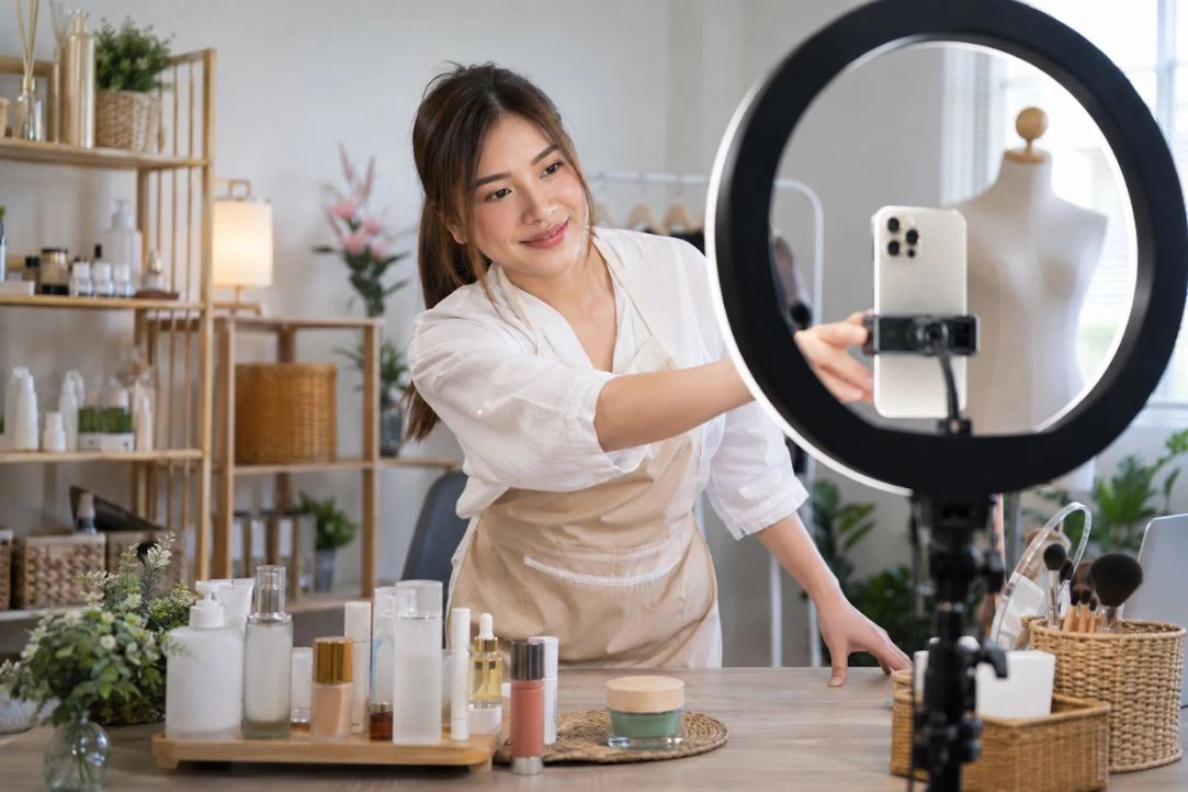 เจ้าของร้านจัดโทรศัพท์ ไฟ และสินค้าสำหรับถ่ายคอนเทนต์
