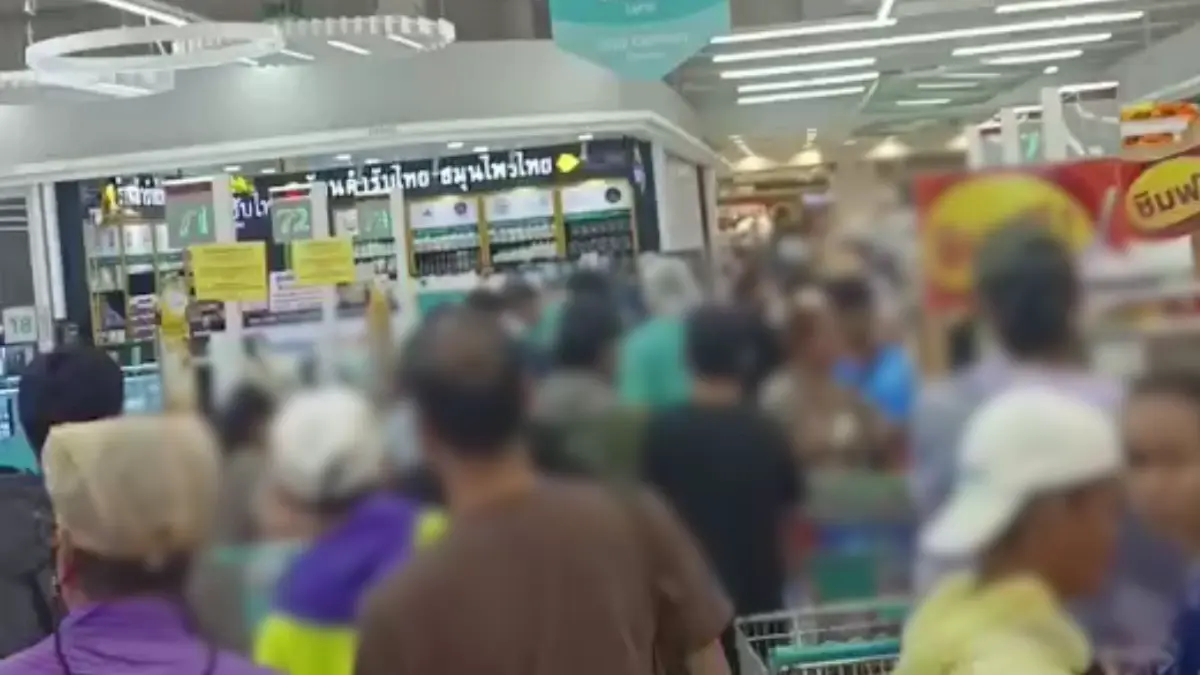 คนกรุงแห่ตุนเสบียงแน่นโลตัส บางกะปิ หลังน้ำท่วมขังวันที่ 2