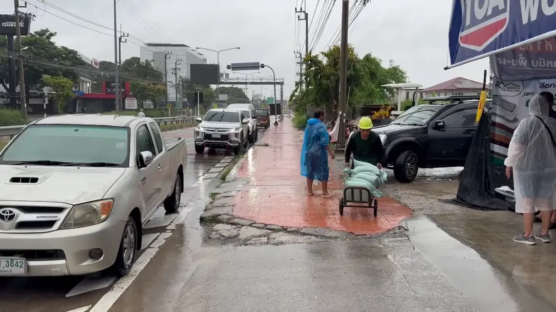 นนทบุรีอ่วมฝนตกซ้ำข้ามวัน ชาวบ้านแห่ซื้อทรายกั้นบ้าน