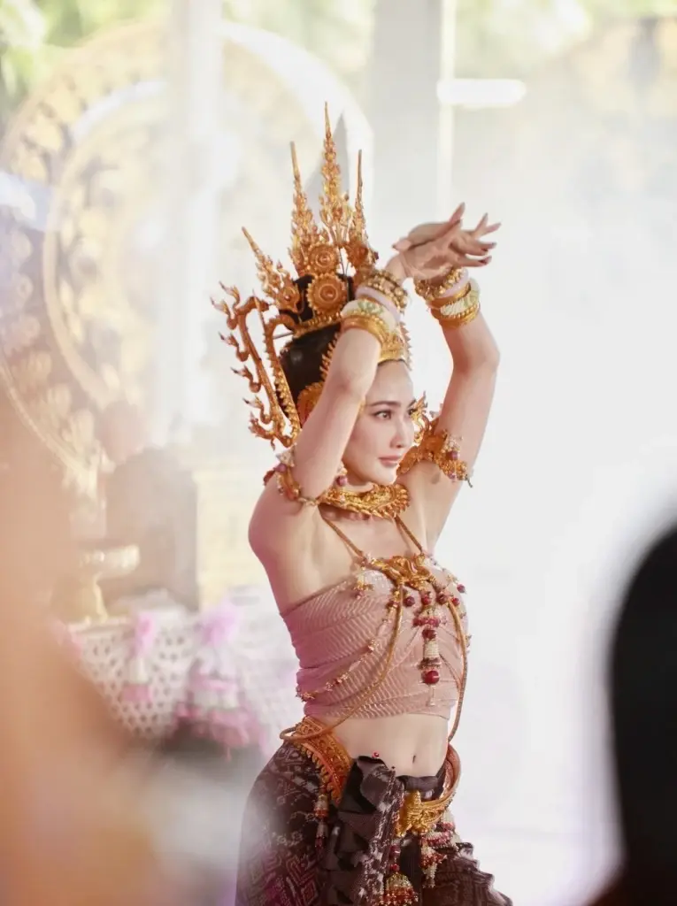 เจ้าแม่นาคีมาเอง แต่งชุดไทยสวยสง่า รำบวงสรวงองค์พญานาคราช