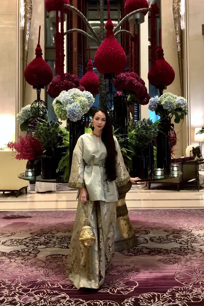 รู้จัก "คุณณุช" แฟนสาว "ท่านอ่อง" ผู้คอยดูแลไม่ห่าง ดีกรีไม่ธรรมดา