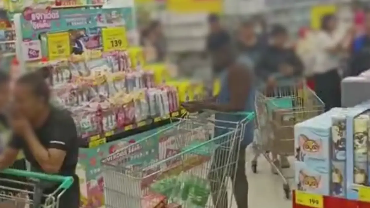 คนกรุงแห่ตุนเสบียงแน่นโลตัส บางกะปิ หลังน้ำท่วมขังวันที่ 2