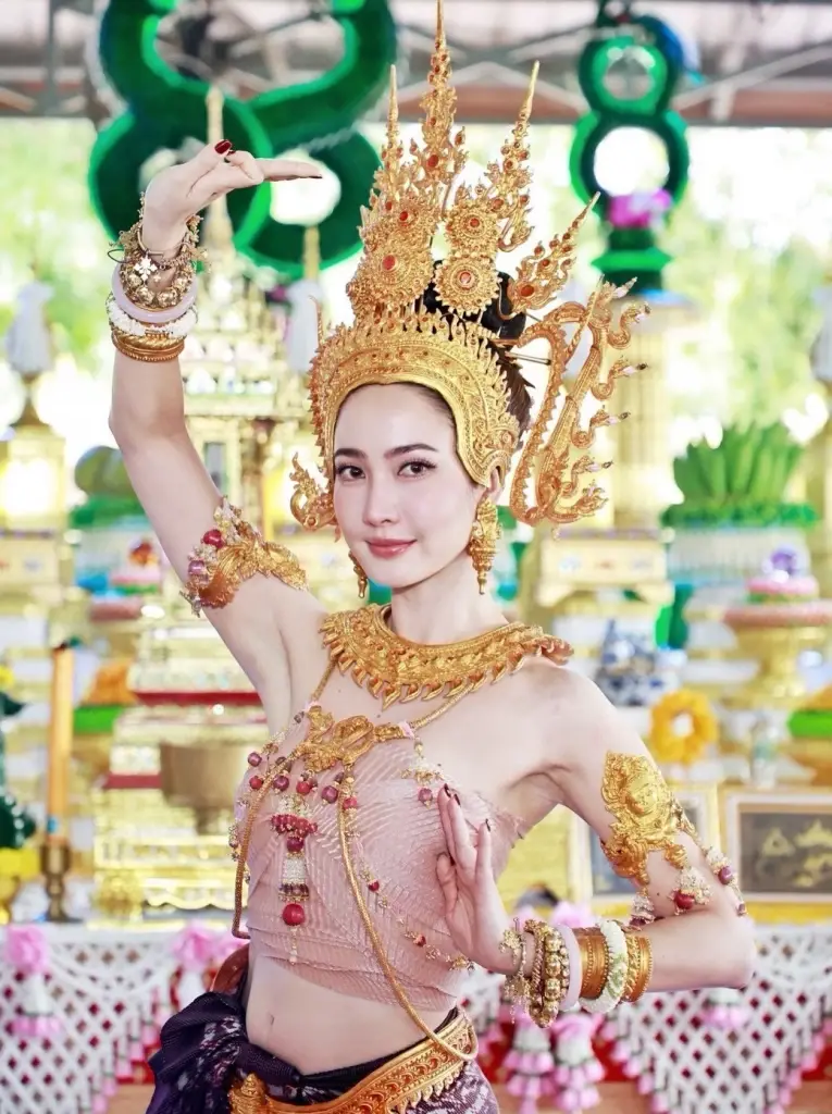 เจ้าแม่นาคีมาเอง แต่งชุดไทยสวยสง่า รำบวงสรวงองค์พญานาคราช