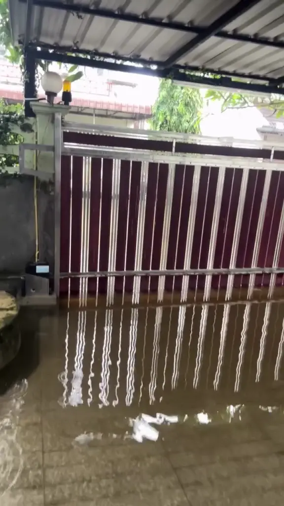 นาทีชีวิตพิษฝนตกหนัก บ้านตลกชื่อดัง น้ำทะลักท่วมลานจอดรถ
