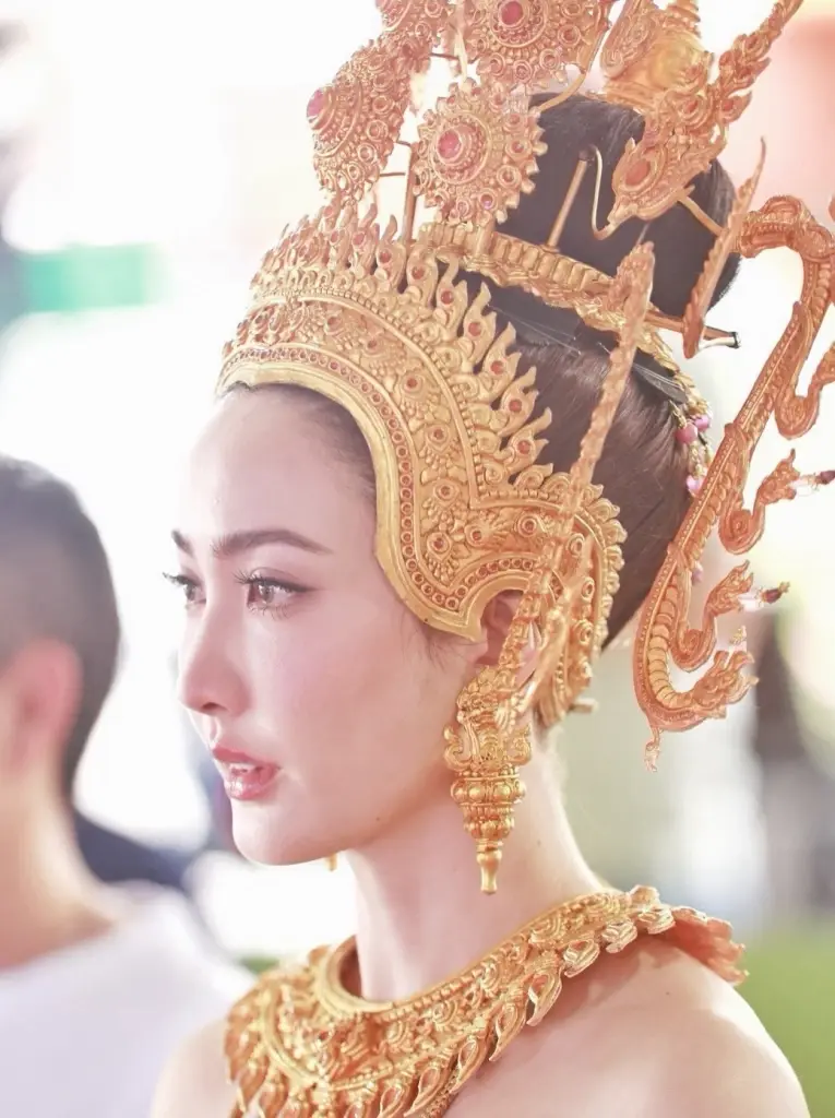 เจ้าแม่นาคีมาเอง แต่งชุดไทยสวยสง่า รำบวงสรวงองค์พญานาคราช