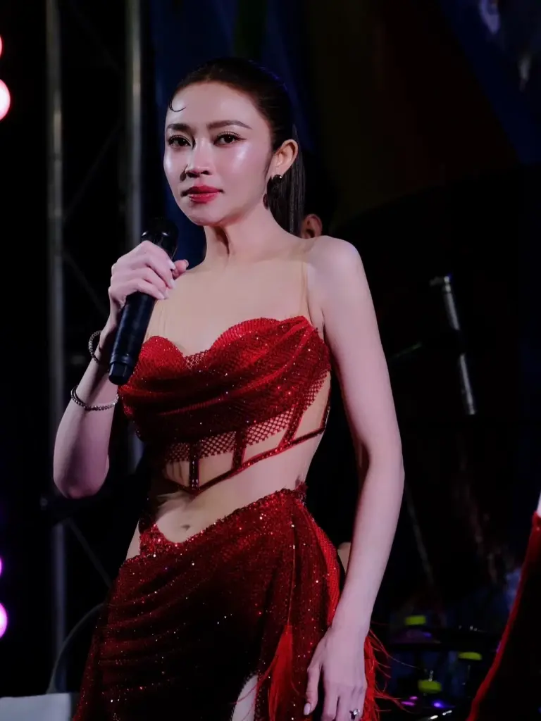 สวยไฟลุก  แอน อรดี เสิร์ฟลุคเดรสสั้นสีแดงต้อนรับวัย 34 ปี  