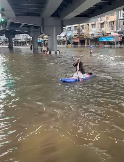 เฉลยแล้วจะรีบไปไหน หนุ่มพายเรือฝ่าไฟแดงชิลๆ ตำรวจไม่จับ