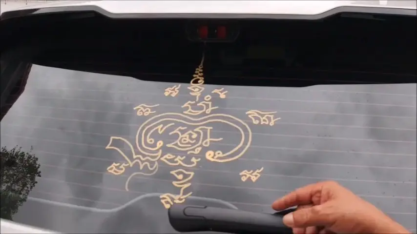 ส่องทะเบียนรถ EV เจิมยันต์เสร็จ เผลอเหยียบคันเร่ง พุ่งชนกำแพงกุฏิ