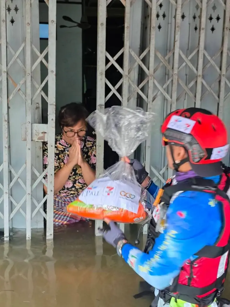 ทีมเรือกู้ภัยเซเว่นฯ เร่งอพยพผู้ป่วย ผู้ประสบภัย มอบเครื่องอุปโภคบริโภค อรัญประเทศ จ.สระแก้ว