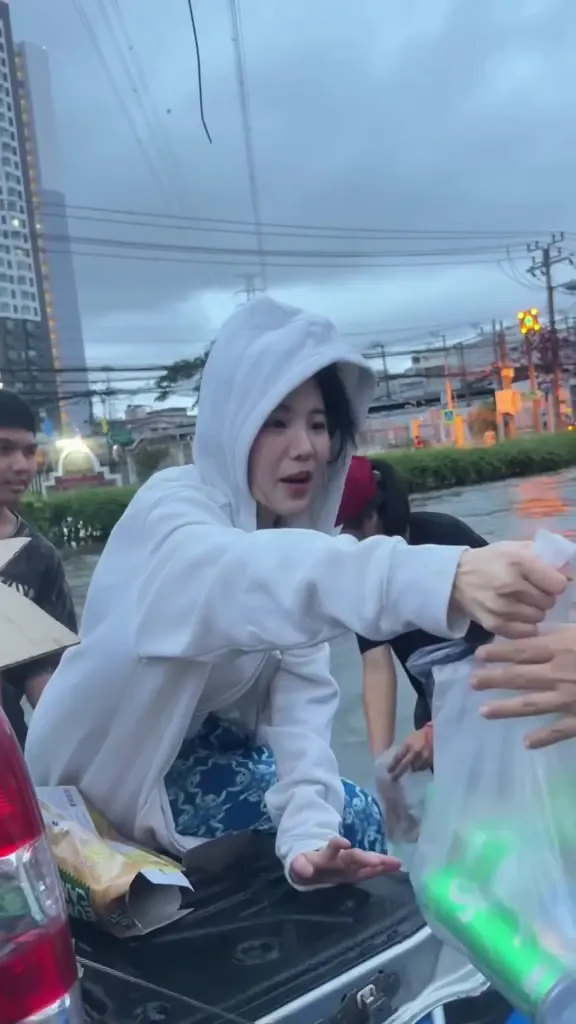  ดาราสาว ลุยน้ำท่วมแจกถุงยังชีพ มอบน้ำใจช่วยชาวบ้านยามวิกฤต