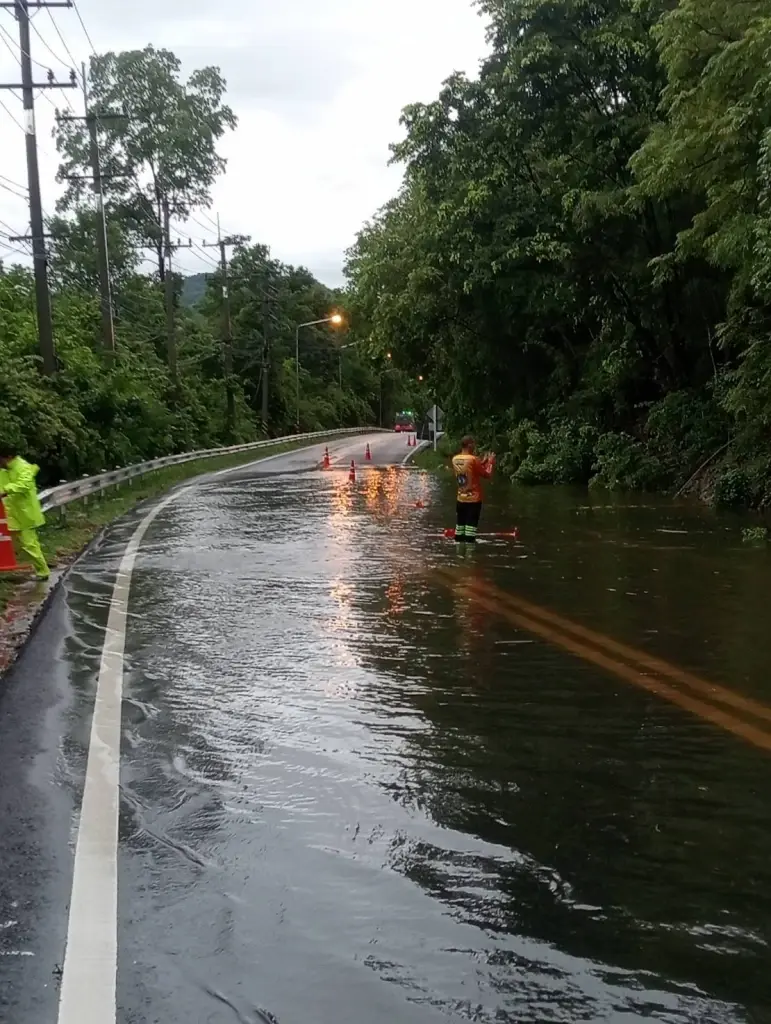 ฝนถล่มกาญจนบุรี! ถนนสาย 3199 ศรีสวัสดิ์ มีน้ำท่วมขังลื่น