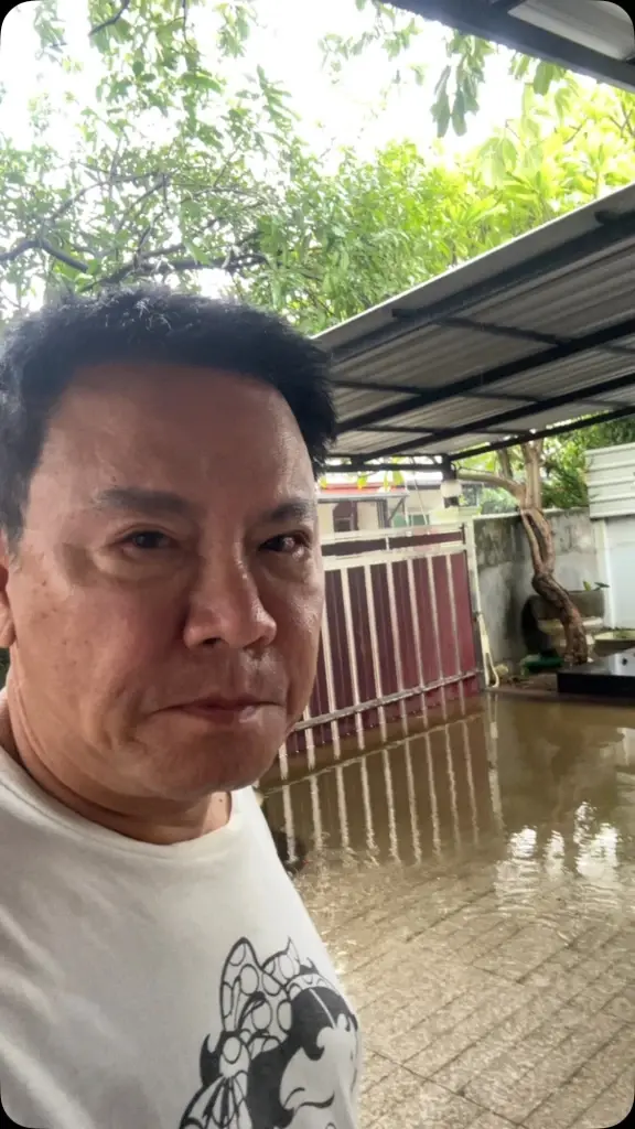 นาทีชีวิตพิษฝนตกหนัก บ้านตลกชื่อดัง น้ำทะลักท่วมลานจอดรถ