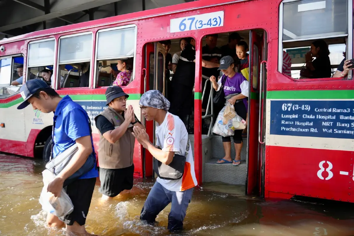 ขสมก. พร้อมเคียงข้างปชช.ช่วงน้ำท่วม พร้อมให้บริการรถโดยสารอย่างปลอดภัย