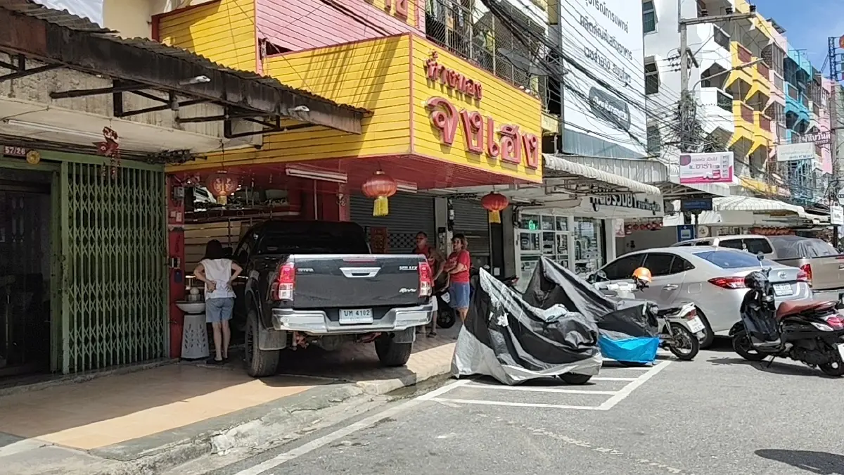ส่องเลขทะเบียน กระบะเข้าเกียร์ค้างไว้ สตาร์ตปุ๊บพุ่งเข้าร้านทอง