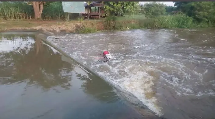 นาทีวิกฤต! ฝ่ากระแสน้ำเชี่ยวซัดร่างลุงดับ-สุนัขรอด