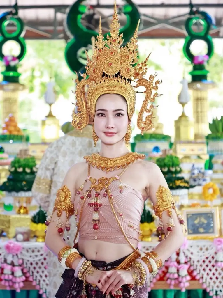 เจ้าแม่นาคีมาเอง แต่งชุดไทยสวยสง่า รำบวงสรวงองค์พญานาคราช