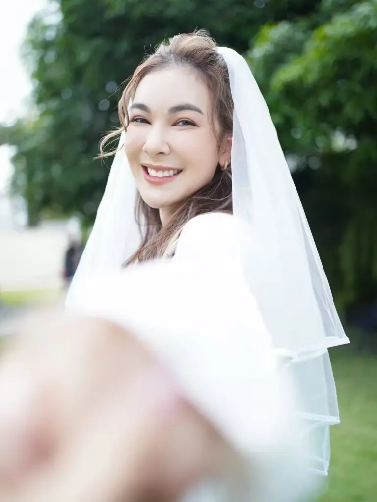  แบงค์ พชร เสิร์ฟภาพหวาน  ในลุคเจ้าสาว พร้อมแคปชันชวนลุ้นข่าวดี