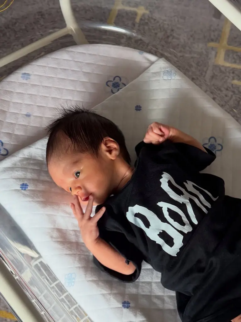 ทันทีที่ข่าวคราวการคลอดลูกชายถูกแชร์ออกไป เหล่าคนบันเทิงและแฟนคลับต่างพากันเข้ามาคอมเมนต์ร่วมแสดงความยินดีกับคุณพ่อคุณแม่มือใหม่กันอย่างคับคั่ง ไม่ว่าจะเป็น ไบร์ท รพีพงศ์, แม้ก กรธัสส์ และ พลอย ชิดจันทร์ ที่มาร่วมส่งกำลังใจและอวยพรให้น้องร็อคกี้เติบโตมาด้วยสุขภาพที่แข็งแรง