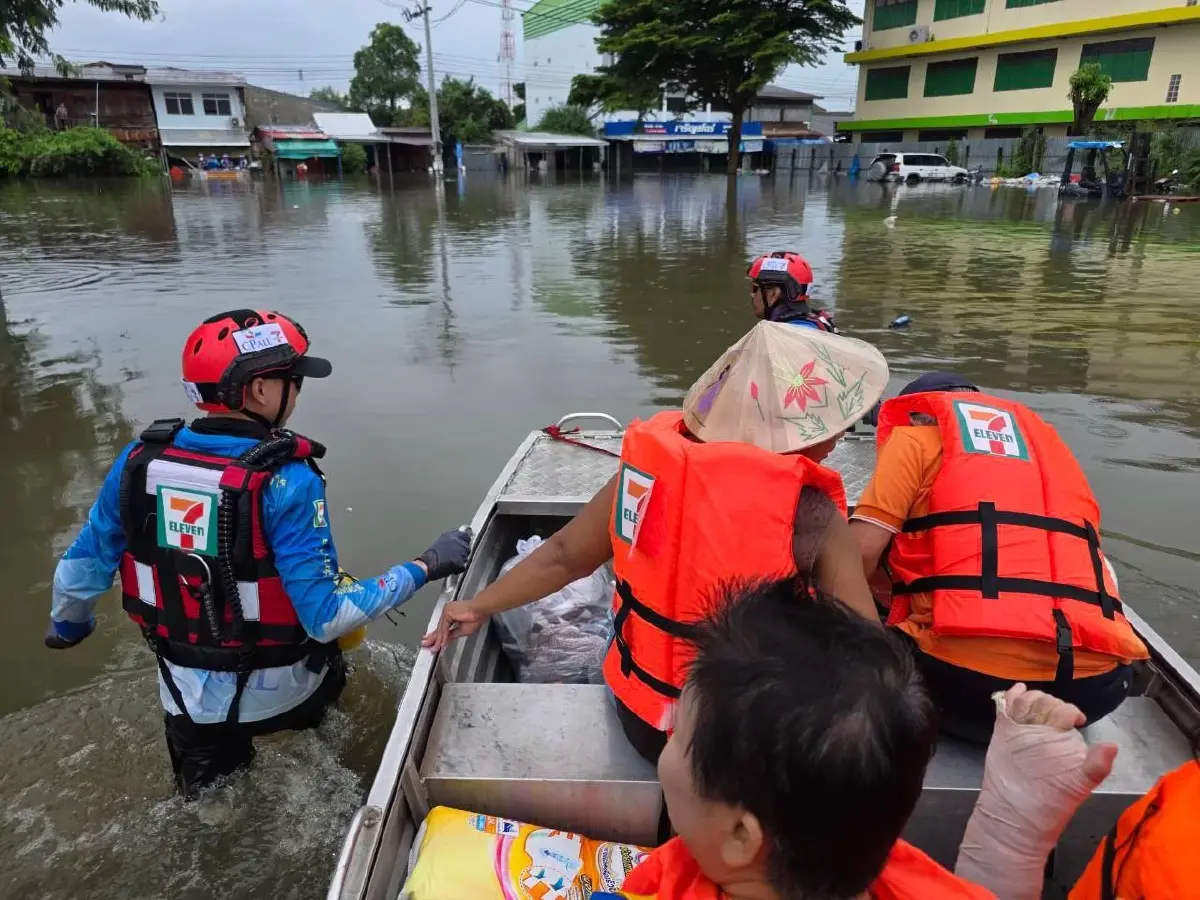 ทีมเรือกู้ภัยเซเว่นฯ เร่งอพยพผู้ป่วย ผู้ประสบภัย มอบเครื่องอุปโภคบริโภค อรัญประเทศ จ.สระแก้ว