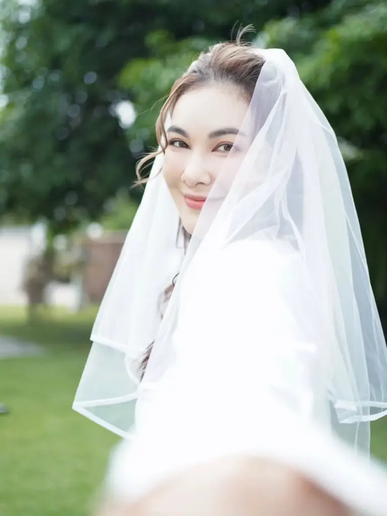  แบงค์ พชร เสิร์ฟภาพหวาน  ในลุคเจ้าสาว พร้อมแคปชันชวนลุ้นข่าวดี