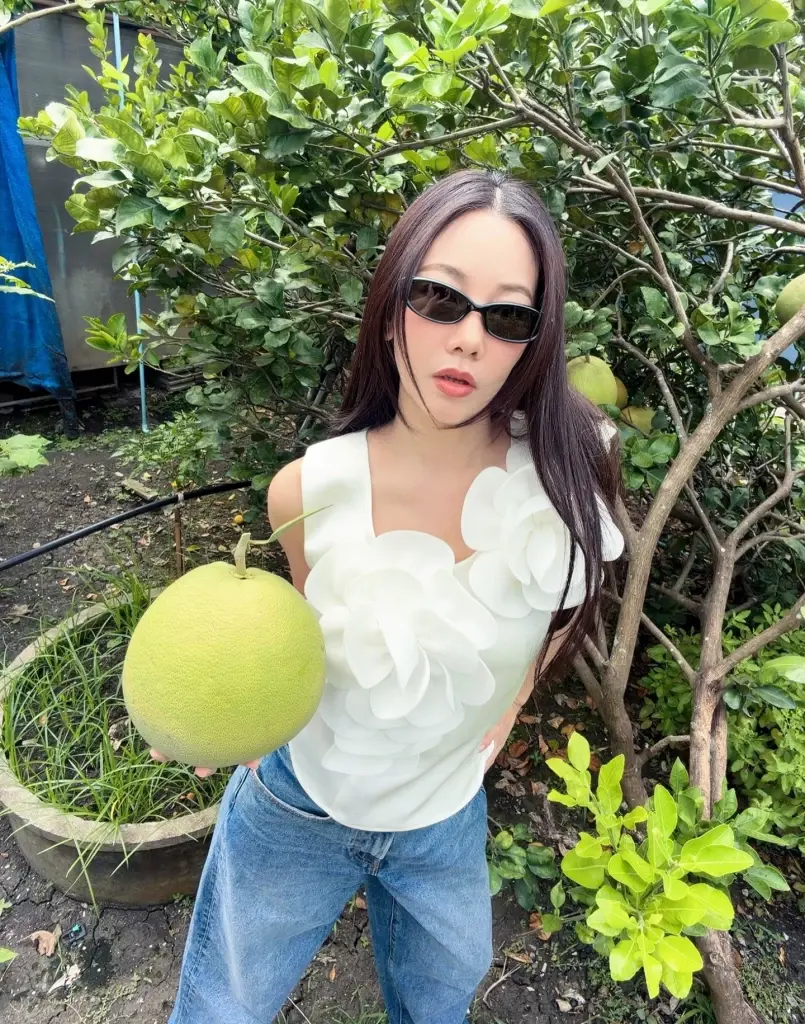 "นุ่น วรนุช" กลับบ้านเกิดนครปฐม โชว์ผลผลิตสวนเกษตรคุณแม่