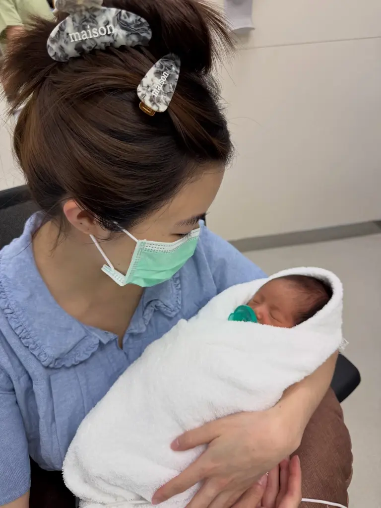 ทันทีที่ข่าวคราวการคลอดลูกชายถูกแชร์ออกไป เหล่าคนบันเทิงและแฟนคลับต่างพากันเข้ามาคอมเมนต์ร่วมแสดงความยินดีกับคุณพ่อคุณแม่มือใหม่กันอย่างคับคั่ง ไม่ว่าจะเป็น ไบร์ท รพีพงศ์, แม้ก กรธัสส์ และ พลอย ชิดจันทร์ ที่มาร่วมส่งกำลังใจและอวยพรให้น้องร็อคกี้เติบโตมาด้วยสุขภาพที่แข็งแรง