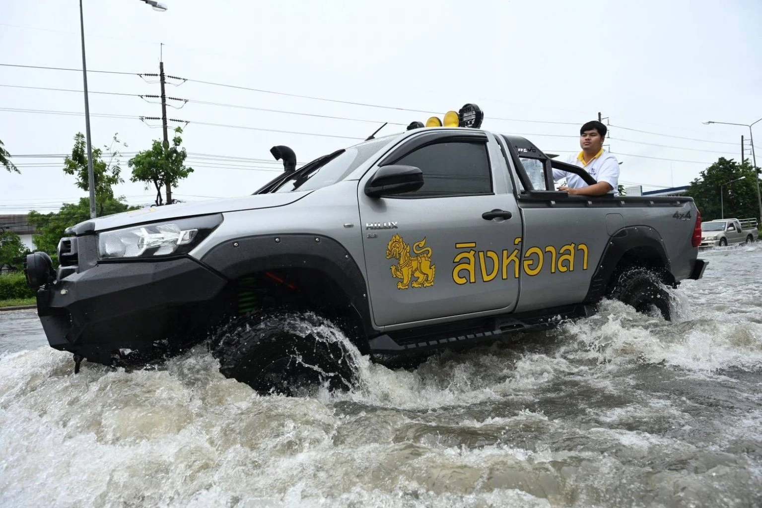 สิงห์อาสา ผนึก ปภ.-กทม.-กู้ภัยอยุธยา ลุยพื้นที่น้ำท่วมกรุงเทพฯ-อยุธยา ส่งน้ำดื่มช่วยเหลือ