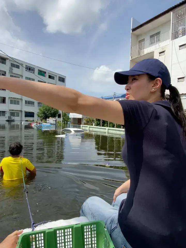 งดงามทั้งใจและกาย ดาราสาวชื่อดัง นำทีมลุยช่วยชาวบ้านน้ำท่วม