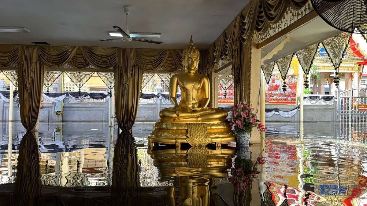วิกฤตน้ำท่วมวัดบางพลีใหญ่ใน สูง 2 เมตร พระเณรร้อยชีวิต อดบิณฑบาต-ศพค้างเผา