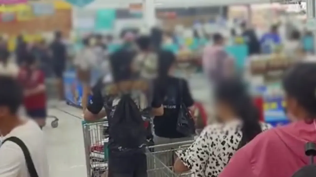 คนกรุงแห่ตุนเสบียงแน่นโลตัส บางกะปิ หลังน้ำท่วมขังวันที่ 2