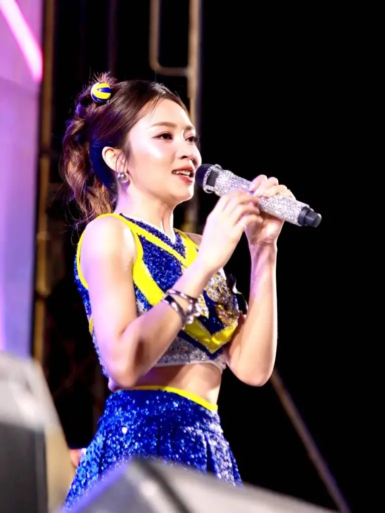 สวยไฟลุก  แอน อรดี เสิร์ฟลุคเดรสสั้นสีแดงต้อนรับวัย 34 ปี  