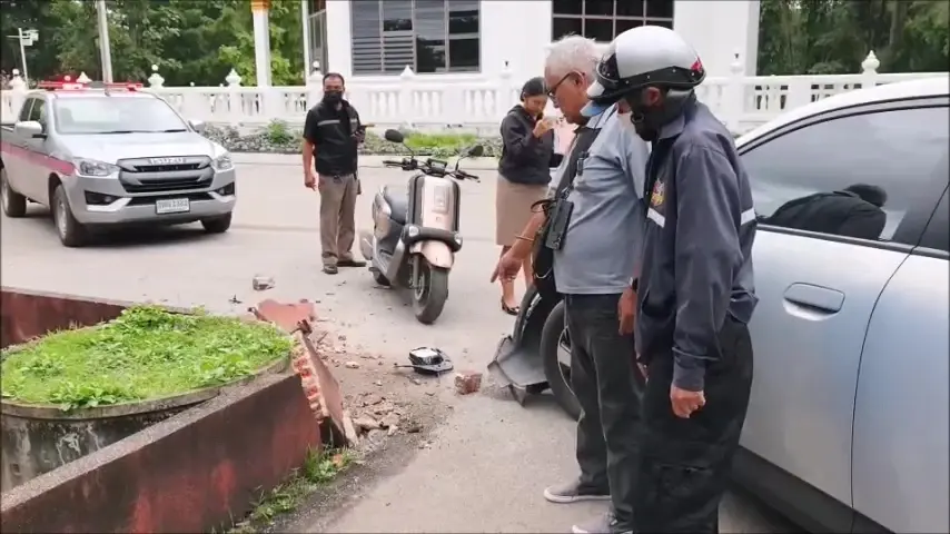 ส่องทะเบียนรถ EV เจิมยันต์เสร็จ เผลอเหยียบคันเร่ง พุ่งชนกำแพงกุฏิ