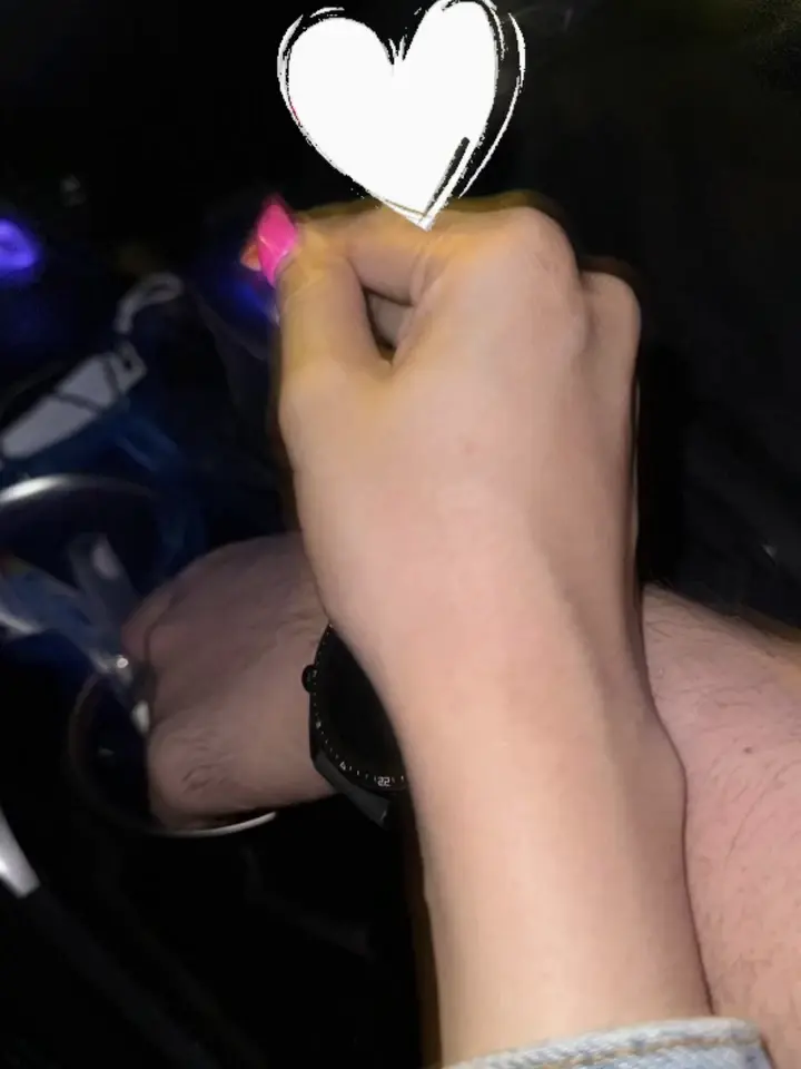 หัวใจชมพูอีกครั้ง  ใบเตย อาร์สยาม อวดช็อตมือหนุ่มปริศนา